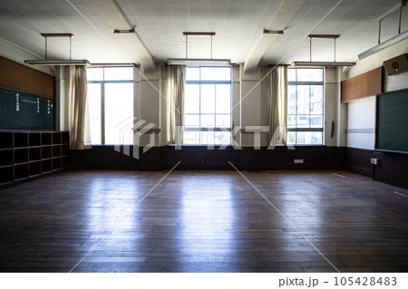 放課後の教室、日の当たる教室、学校の教室、無人の教室、 105428483