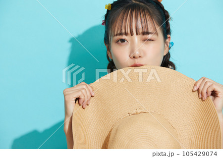 水着を着た若い女性の青背景のポートレート 水着を着た若い女性の青背景のポートレート 105429074