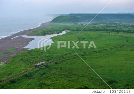 ローカル線　湿原を走る 105429118