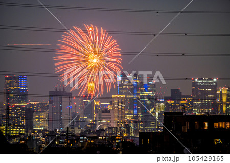 日本の東京都市景観 花火と東京スカイツリーや六本木ヒルズなど…脱コロナ…花火大会続々復活＝7月29日 105429165