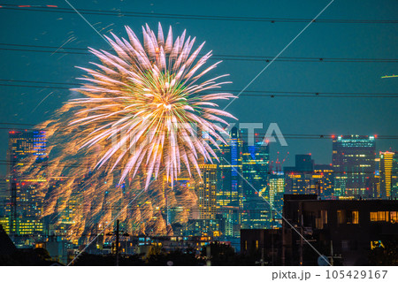 日本の東京都市景観 花火と東京スカイツリーや六本木ヒルズなど…脱コロナ…花火大会続々復活＝7月29日 105429167