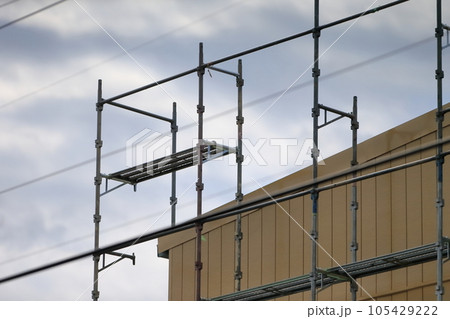 戸建て住宅の外部足場 105429222