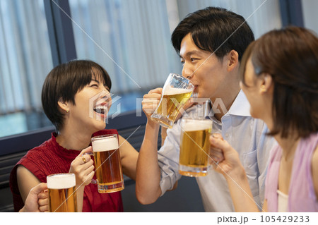ビールを飲む若い男女　撮影協力：Creadisce（丸善雄松堂株式会社） 105429233
