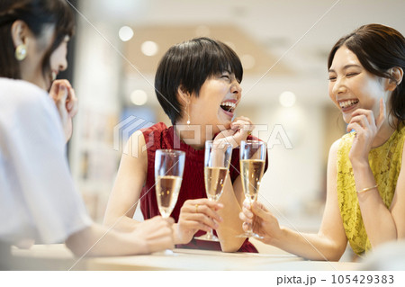 シャンパングラスを持って談笑する若い女性たち　撮影協力：Creadisce（丸善雄松堂株式会社） 105429383