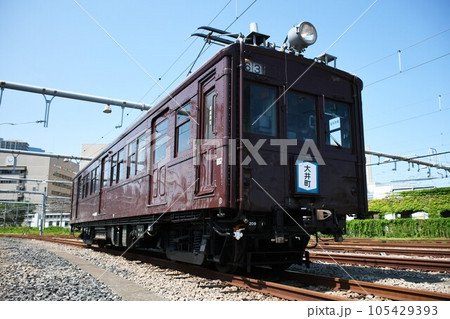 車両基地に停車するクモハ12形（大井町サボ掲出） 105429393