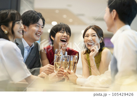 乾杯する若い男女　パーティー　イメージ　撮影協力：Creadisce（丸善雄松堂株式会社） 105429426