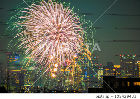 日本の東京都市景観 大都会・東京と花火。脱コロナ…日本各地で4年ぶりの花火大会続々復活…=7月29日 日本の東京都市景観 大都会・東京と花火。脱コロナ…日本各地で4年ぶりの花火大会続々復活…=7月29日 105429433