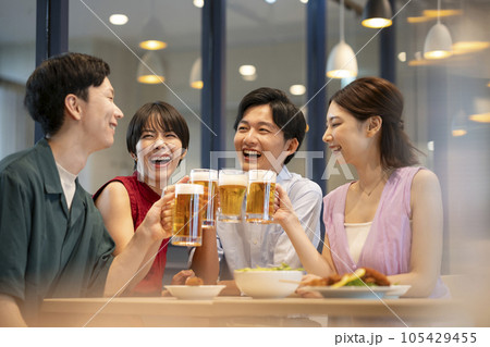 ビールで乾杯する若い男女　撮影協力：Creadisce（丸善雄松堂株式会社） 105429455