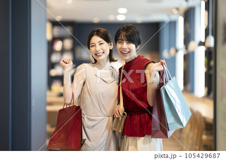 アラサーの女性　女友達とショッピング　イメージ 撮影協力：Creadisce（丸善雄松堂株式会社） 105429687