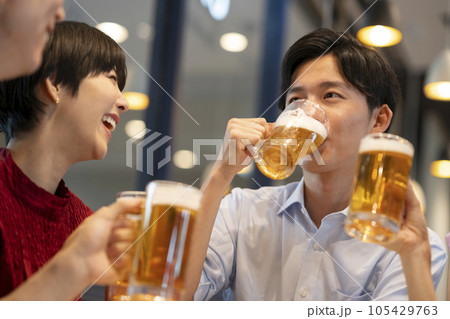 ビールを飲む若い男女　撮影協力：Creadisce（丸善雄松堂株式会社） 105429763