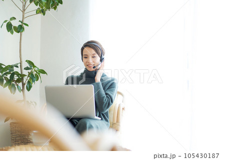 テレワークをする女性 105430187