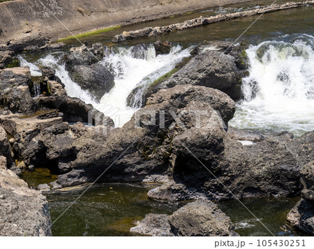 夏の闘竜灘(兵庫県加東市内)。加古川中流の景勝地。 105430251