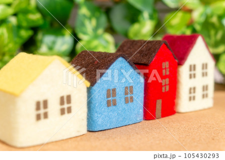 小さな家の並ぶ住宅街 105430293