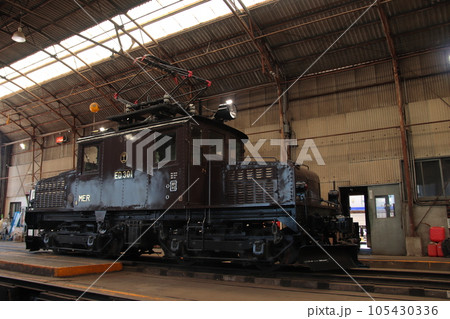 レトロな車庫に佇むアルピコ交通ED301形電気機関車_2023/7/2撮影 105430336