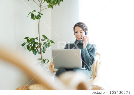 テレワークをする女性 テレワークをする女性 105430372