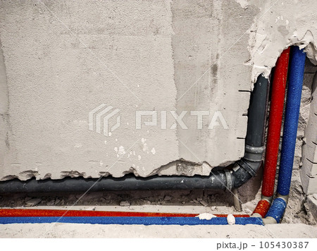 Wiring of plumbing pipes for water supply in a new house. 105430387