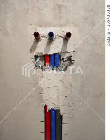 Wiring of plumbing pipes for water supply in a new house. 105430388