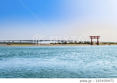 静岡県浜松市の浜名湖にある弁天島の赤い鳥居と国道一号線浜名バイパス 105430471