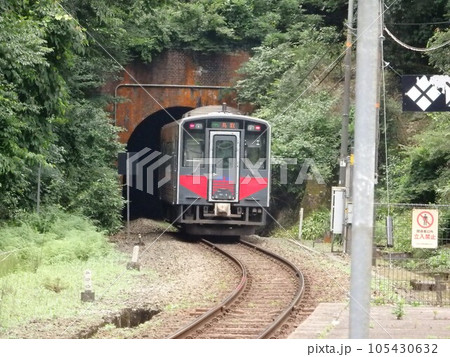 居組駅 トンネルを抜ける列車 居組駅 トンネルを抜ける列車 105430632
