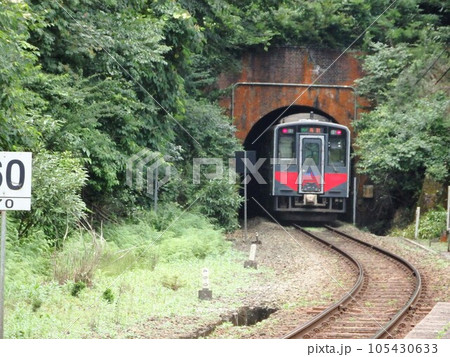 トンネルを抜ける列車2 トンネルを抜ける列車2 105430633