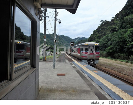 居組駅 鳥取行き列車の出発 居組駅 鳥取行き列車の出発 105430637