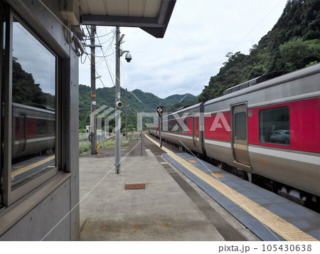 居組駅 到着した鳥取行き列車 居組駅 到着した鳥取行き列車 105430638