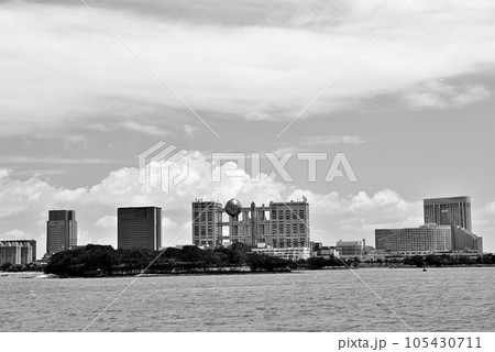 芝浦埠頭　レインボーブリッジ下から見るお台場海浜公園の風景  モノクロ－ム 105430711