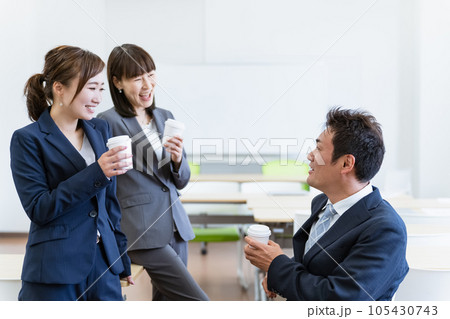 コーヒーを飲みながら談笑するビジネスマンとビジネスウーマン(アジア人・日本人の男女) コーヒーを飲みながら談笑するビジネスマンとビジネスウーマン(アジア人・日本人の男女) 105430743