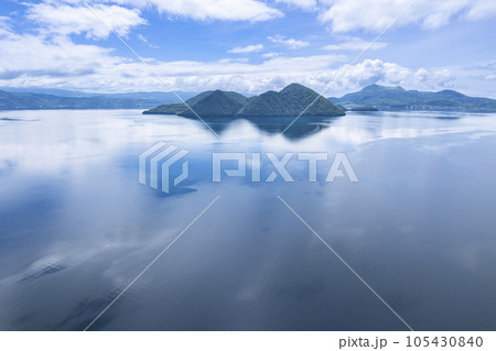 洞爺湖 浮見堂公園上空から見た中島（空撮） 105430840