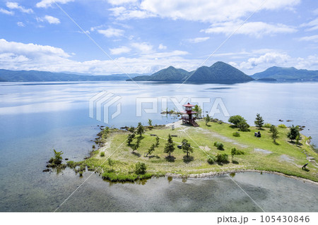 洞爺湖 浮見堂と中島を空撮 105430846