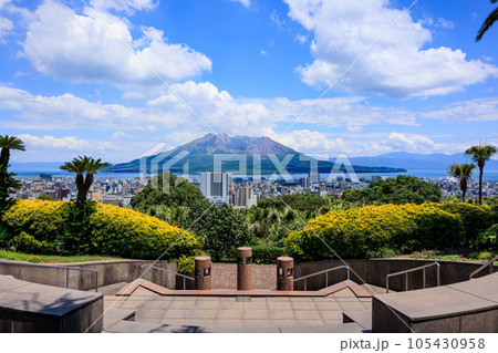 長島美術館から見る桜島と鹿児島市の街並み 105430958