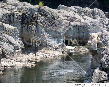 夏の闘竜灘(兵庫県加東市内)。加古川中流の景勝地。 夏の闘竜灘(兵庫県加東市内)。加古川中流の景勝地。 105431024