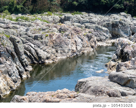 夏の闘竜灘(兵庫県加東市内)。加古川中流の景勝地。 105431028