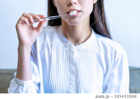 歯磨きをする女性【パーツカット】 歯磨きをする女性【パーツカット】 105431069