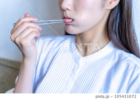 歯磨きをする女性【パーツカット】 105431072