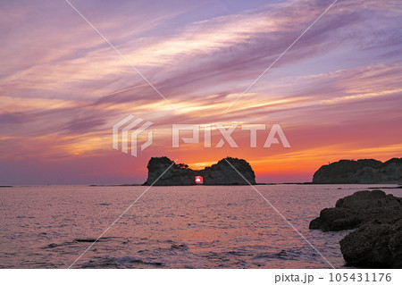 【円月島 (夕刻)】 和歌山県西牟婁郡白浜町 【円月島 (夕刻)】 和歌山県西牟婁郡白浜町 105431176