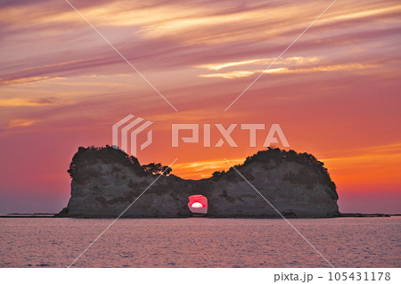 【円月島 (夕刻)】 和歌山県西牟婁郡白浜町 105431178