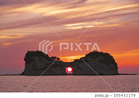 【円月島 (夕刻)】 和歌山県西牟婁郡白浜町 【円月島 (夕刻)】 和歌山県西牟婁郡白浜町 105431179