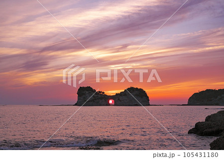 【円月島 (夕刻)】 和歌山県西牟婁郡白浜町 【円月島 (夕刻)】 和歌山県西牟婁郡白浜町 105431180