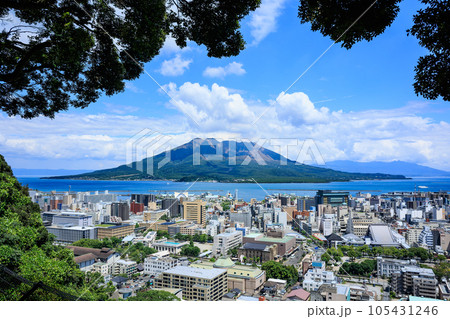 城山公園展望台から見る桜島と鹿児島市の街並み 105431246