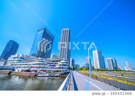 日本の横浜都市景観　横浜ベイクォーターや水上バス、ヨコハマポートサイド地区などを望む 105431308