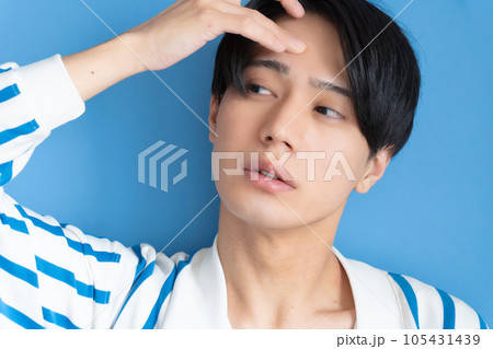 さわやかな男性のファッションポートレート　メンズ　ビューティー　コンタクトレンズ　眉 105431439