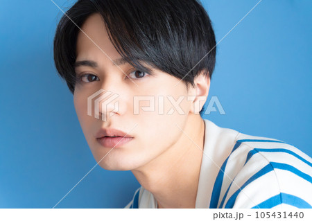 さわやかな男性のファッションポートレート　ビューティー　スキンケア 105431440