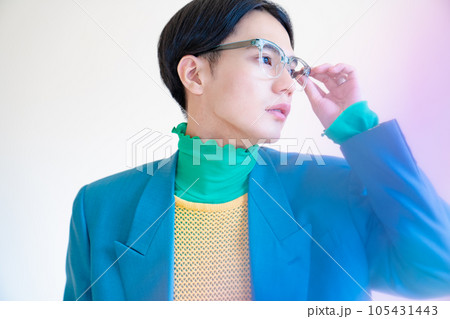 個性的な服装をした男性のファッションポートレート 多様性 ジェンダー 個性的な服装をした男性のファッションポートレート 多様性 ジェンダー 105431443