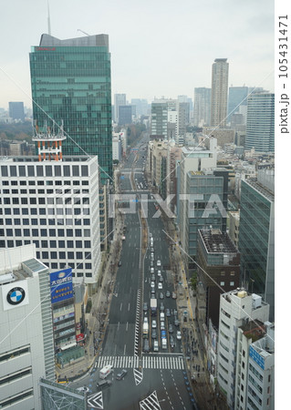 ビルから見下ろす都会の街並み 105431471