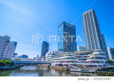 日本の横浜都市景観 夏・猛烈な暑さ。横浜ベイクォーターや水上バスなどを望む 日本の横浜都市景観 夏・猛烈な暑さ。横浜ベイクォーターや水上バスなどを望む 105431497