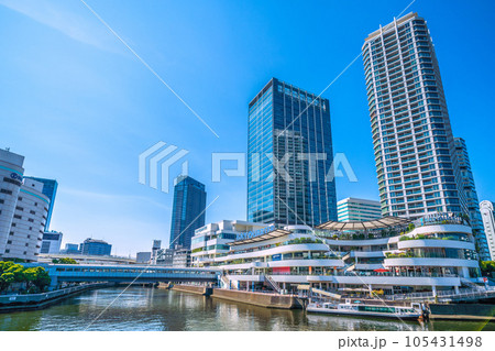 日本の横浜都市景観　夏・猛烈な暑さ。横浜ベイクォーターや水上バスなどを望む 105431498