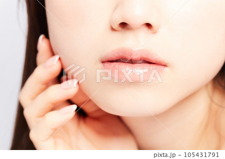 ビューティー若い日本人女性　唇のパーツカット 105431791