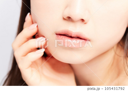 ビューティー若い日本人女性　唇のパーツカット 105431792