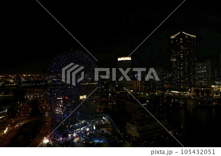観覧車が見える横浜ランドマークの夜景 105432051